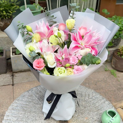 成都9朵玫瑰混搭百合，爱恋纯真无邪