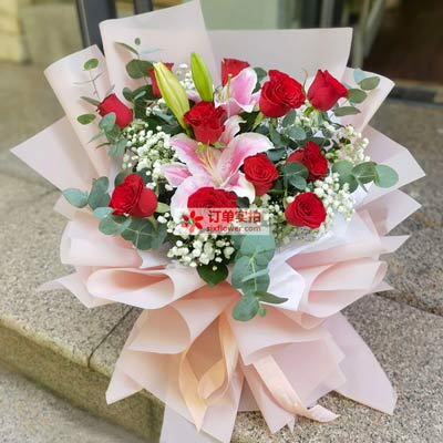 成都11朵红玫瑰百合,全世界里只有一个你